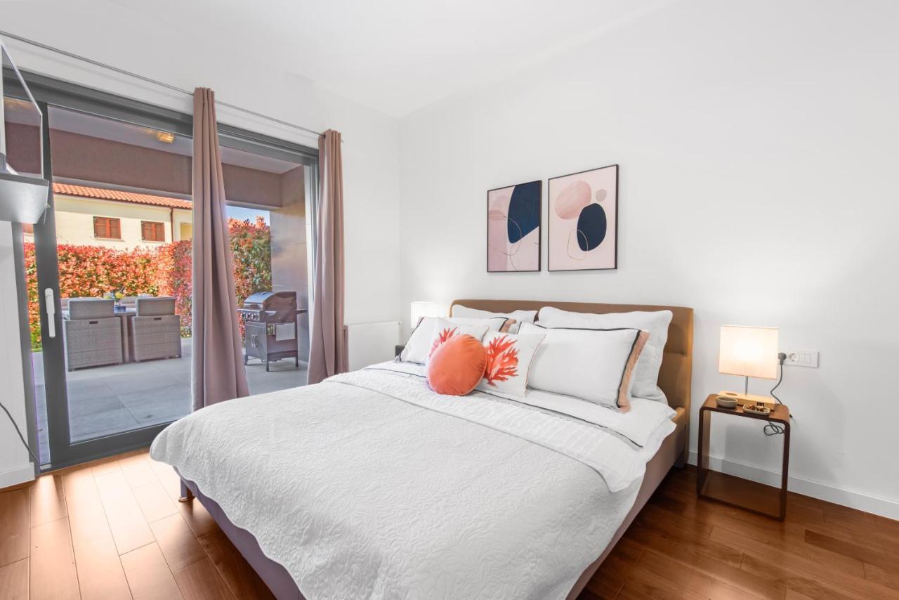 Luxury New Apartment With Private Garden Near The Beach! Porec Esterno foto